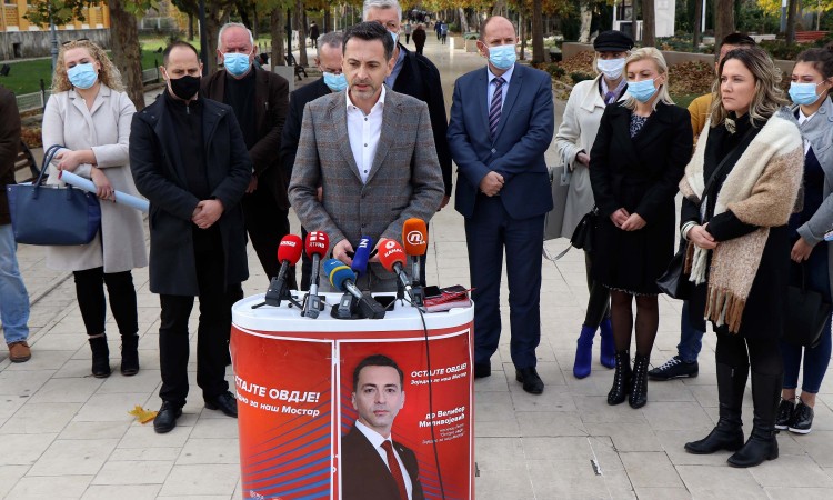 Lista 'Ostajte ovdje' lijepljenjem plakata otvorila izbornu kampanju u Mostaru